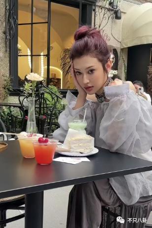 分手几个月已换两位女伴，且还都长得像他前女友？