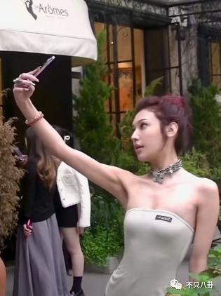 分手几个月已换两位女伴，且还都长得像他前女友？