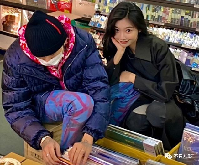 分手几个月已换两位女伴，且还都长得像他前女友？