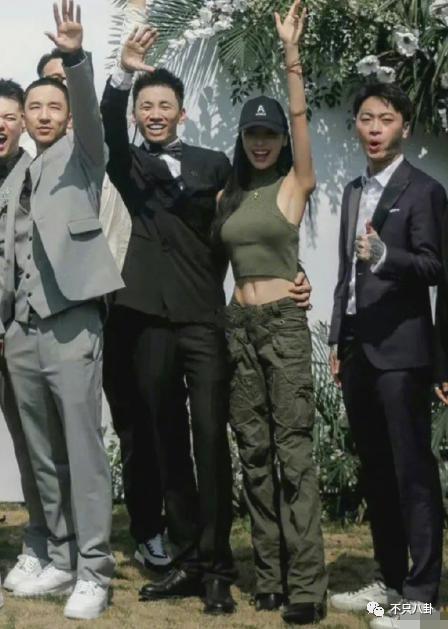 分手几个月已换两位女伴，且还都长得像他前女友？