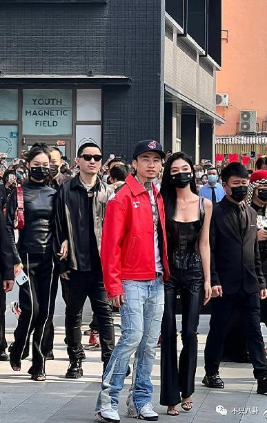 分手几个月已换两位女伴，且还都长得像他前女友？