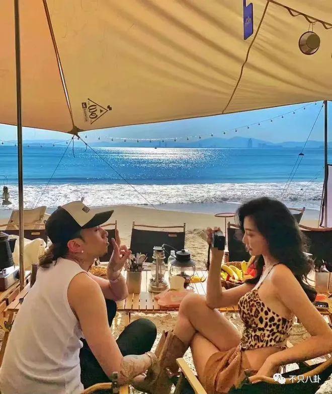 分手几个月已换两位女伴，且还都长得像他前女友？