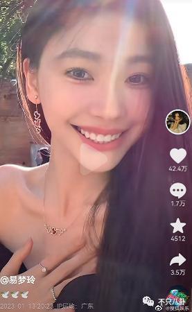 分手几个月已换两位女伴，且还都长得像他前女友？
