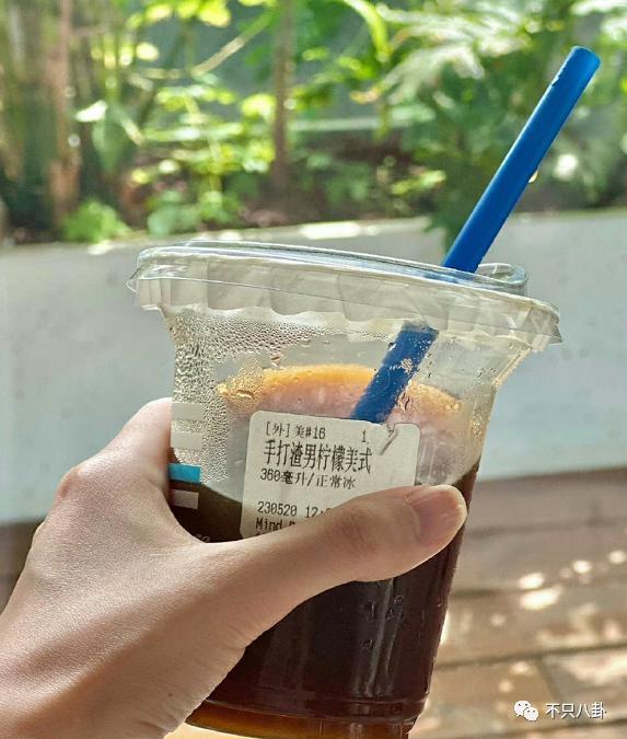 分手几个月已换两位女伴，且还都长得像他前女友？