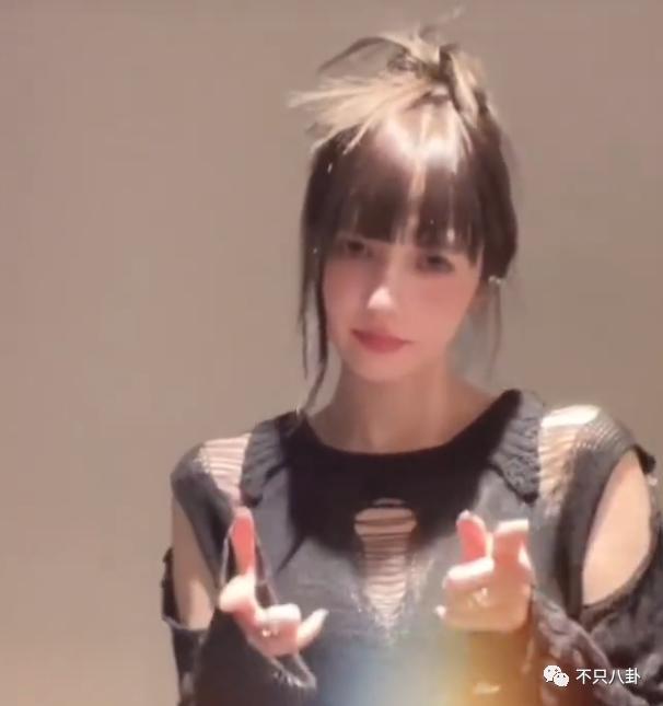 分手几个月已换两位女伴，且还都长得像他前女友？
