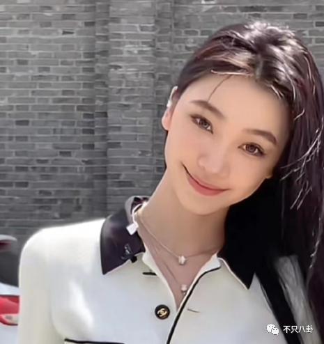 分手几个月已换两位女伴，且还都长得像他前女友？