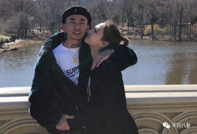 分手几个月已换两位女伴，且还都长得像他前女友？