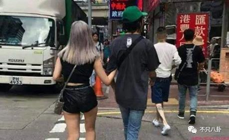 分手几个月已换两位女伴，且还都长得像他前女友？