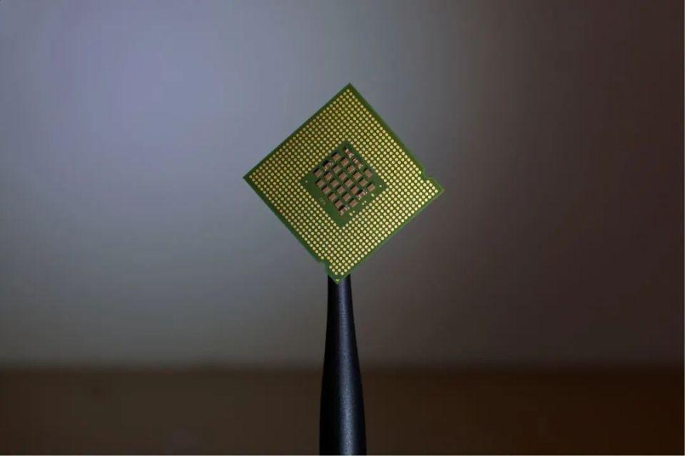 英伟达两大隐忧，一个在中国，另一个也在中国