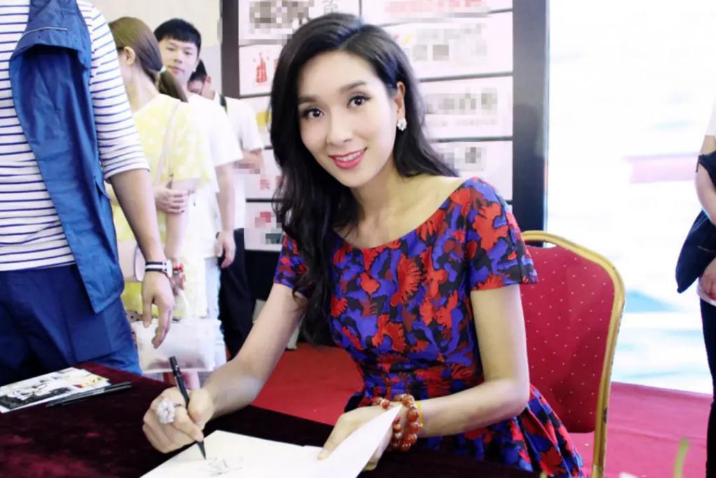 媲美李嘉欣，比肩李若彤，多次误当小三，她真的不是狐狸精？