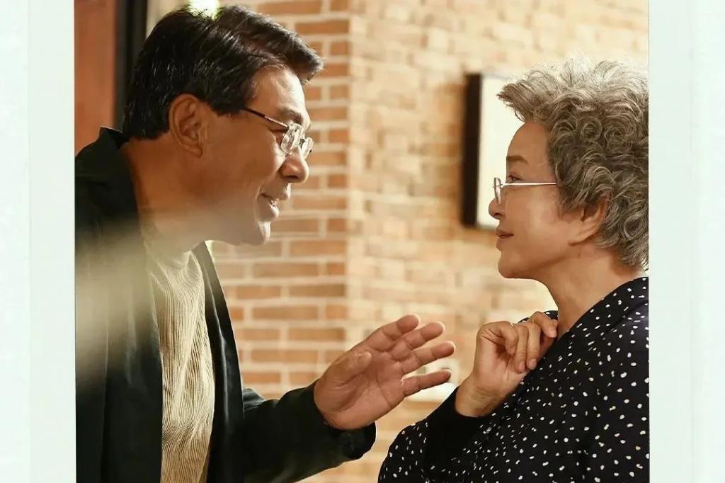 《无所畏惧》里摆烂的“老戏骨”：朱时茂跌下神坛，演技尴尬