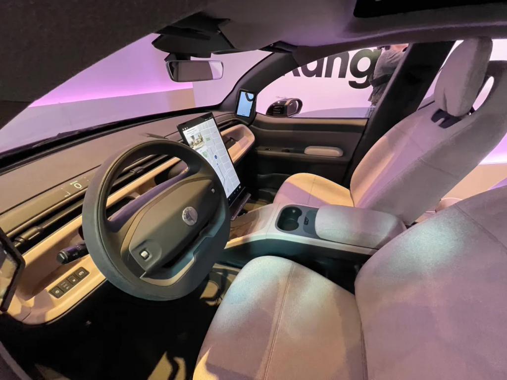 Fisker Pear 纯电紧凑型 SUV 量产版发布，采用“透明 A 柱”设计