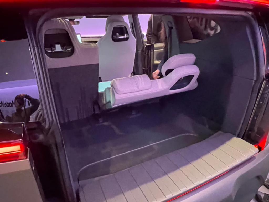 Fisker Pear 纯电紧凑型 SUV 量产版发布，采用“透明 A 柱”设计