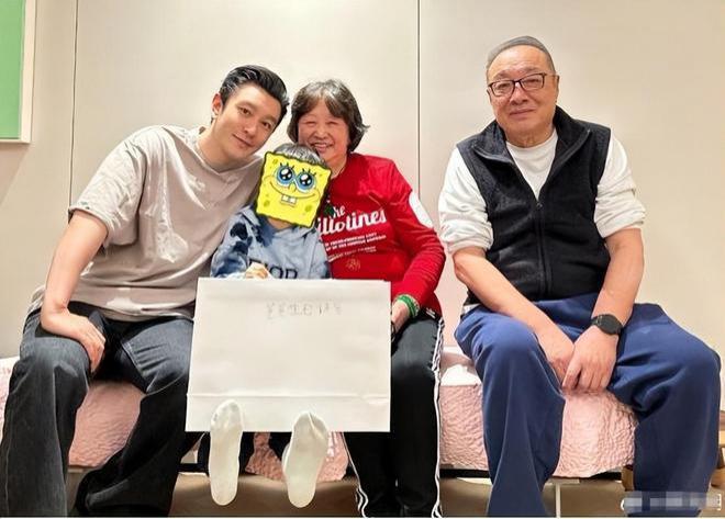叶珂与黄晓明出国旅行 深夜去男方家小海绵也在场