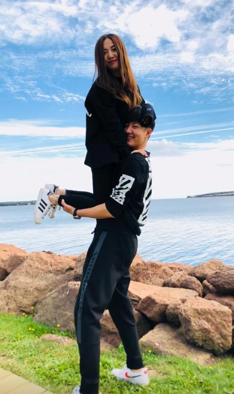 金龟子王宁带女儿女婿购物，姑爷身高近2米太显眼