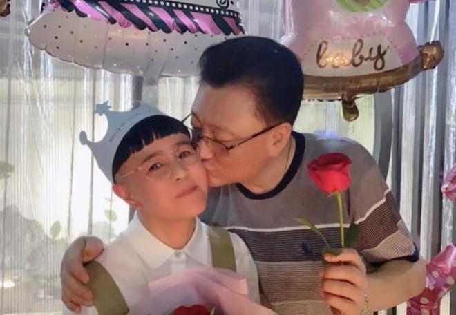 金龟子王宁带女儿女婿购物，姑爷身高近2米太显眼