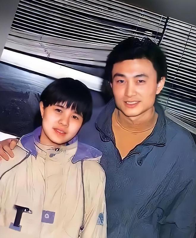金龟子王宁带女儿女婿购物，姑爷身高近2米太显眼