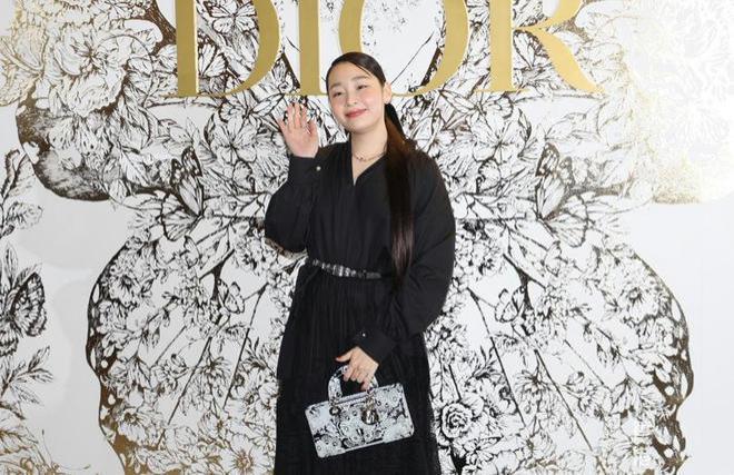 甘比带女儿街头追星，14岁刘秀桦穿高跟鞋好成熟