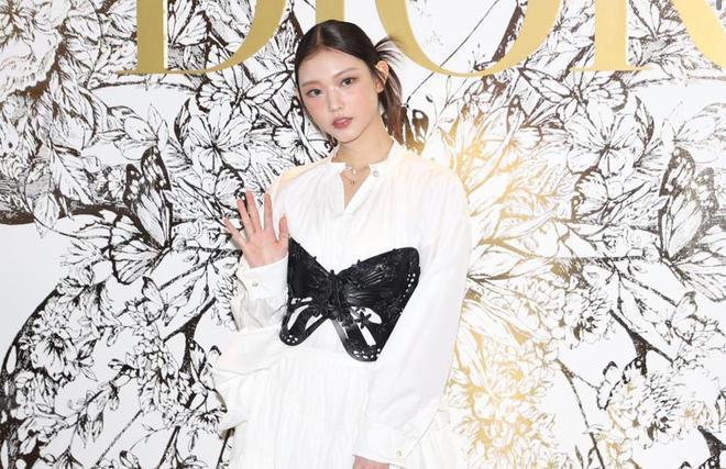 甘比带女儿街头追星，14岁刘秀桦穿高跟鞋好成熟