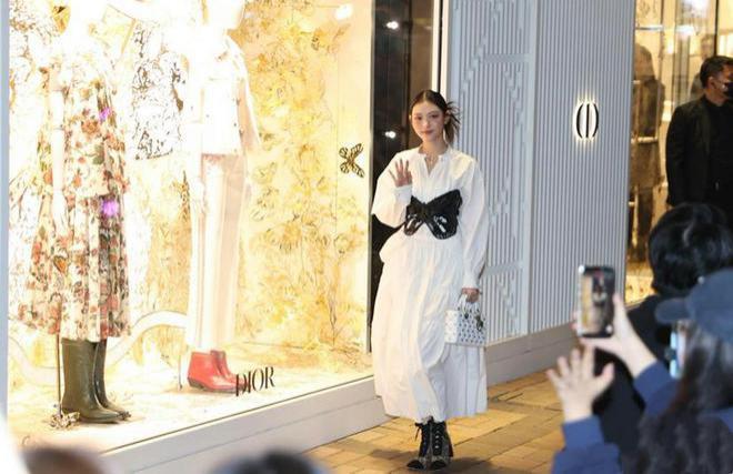 甘比带女儿街头追星，14岁刘秀桦穿高跟鞋好成熟