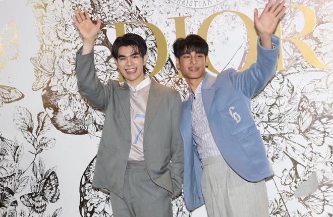 甘比带女儿街头追星，14岁刘秀桦穿高跟鞋好成熟