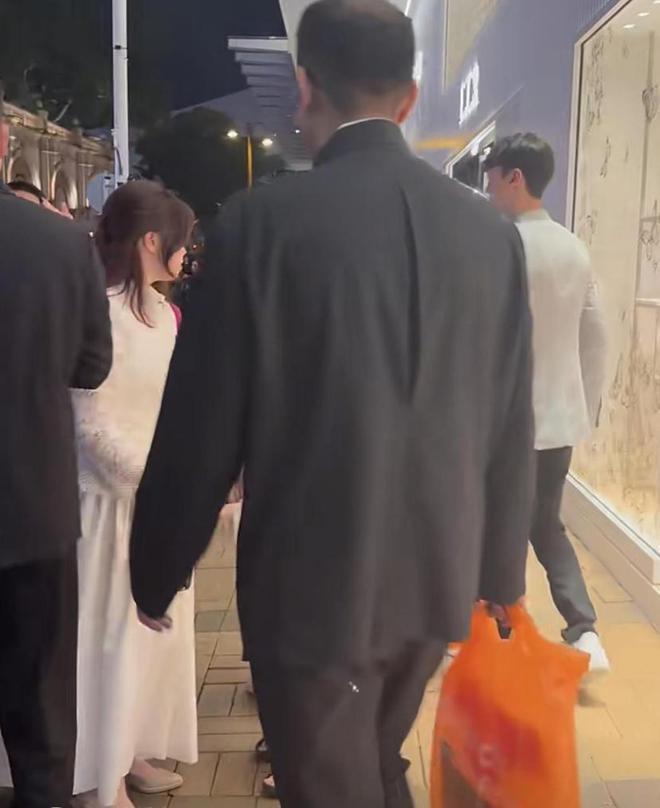 甘比带女儿街头追星，14岁刘秀桦穿高跟鞋好成熟