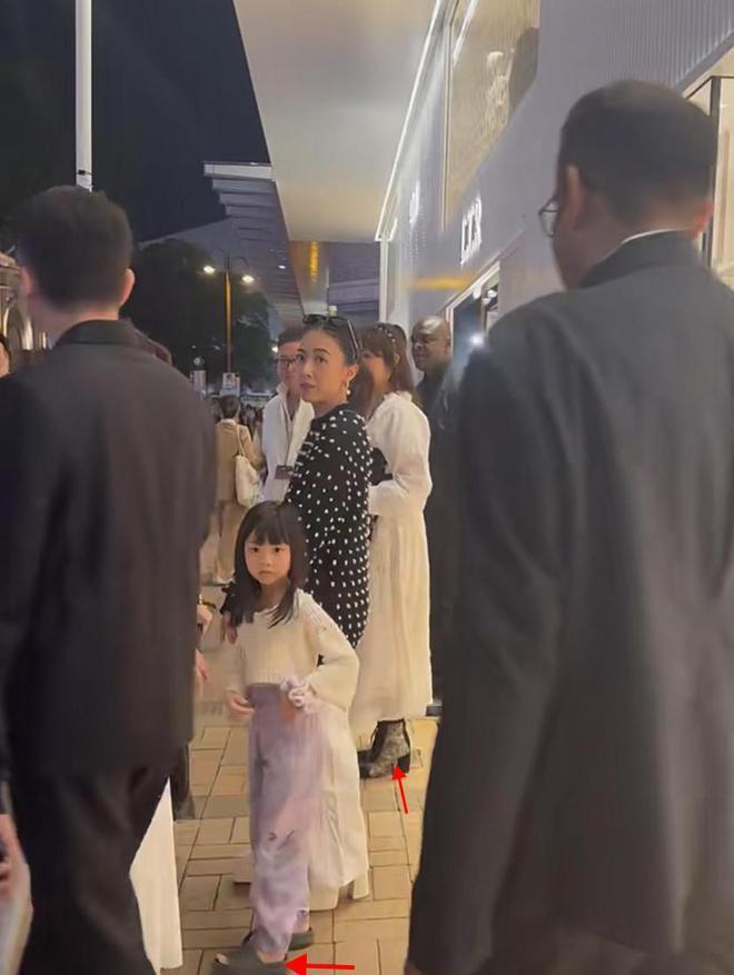 甘比带女儿街头追星，14岁刘秀桦穿高跟鞋好成熟