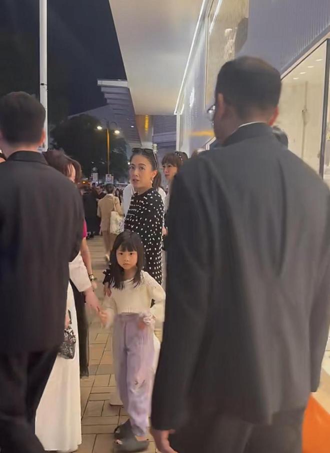 甘比带女儿街头追星，14岁刘秀桦穿高跟鞋好成熟