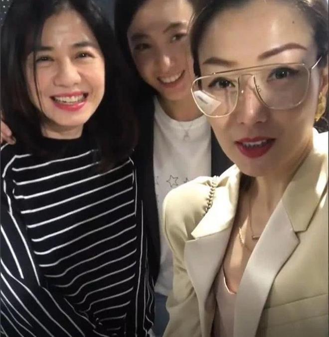 甘比带女儿街头追星，14岁刘秀桦穿高跟鞋好成熟