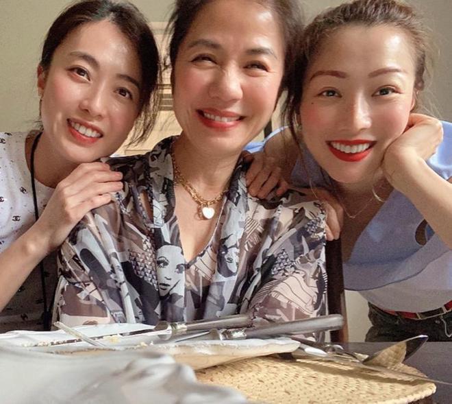 甘比带女儿街头追星，14岁刘秀桦穿高跟鞋好成熟