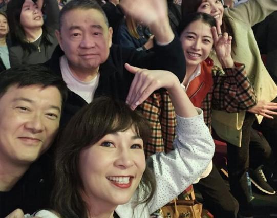 甘比带女儿街头追星，14岁刘秀桦穿高跟鞋好成熟