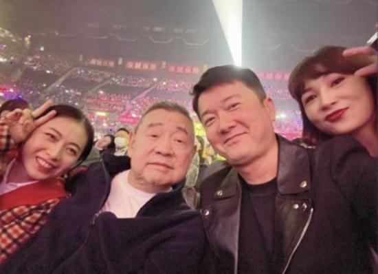 甘比带女儿街头追星，14岁刘秀桦穿高跟鞋好成熟