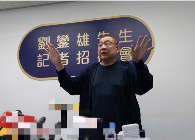 甘比带女儿街头追星，14岁刘秀桦穿高跟鞋好成熟