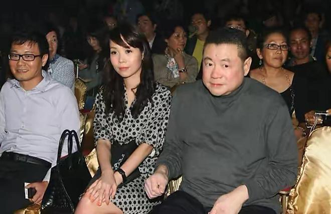 甘比带女儿街头追星，14岁刘秀桦穿高跟鞋好成熟