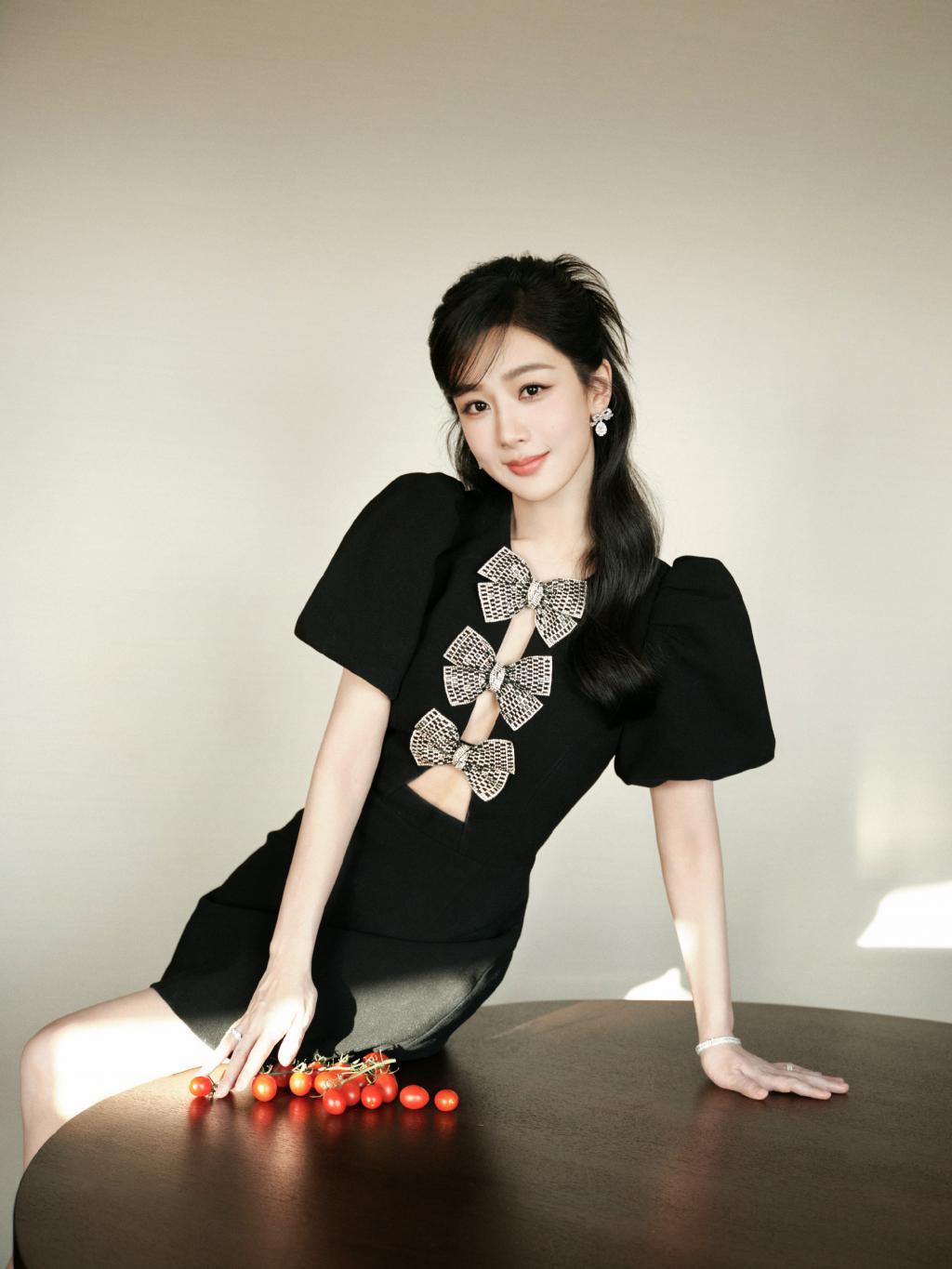 杨紫穿小黑裙露美腿 鸡毛发型温柔又可爱