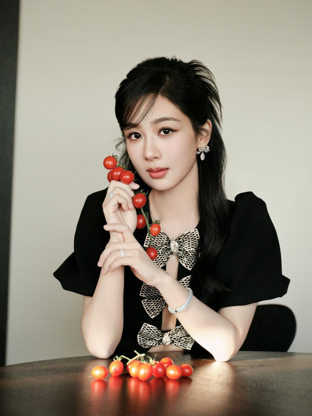 杨紫穿小黑裙露美腿 鸡毛发型温柔又可爱