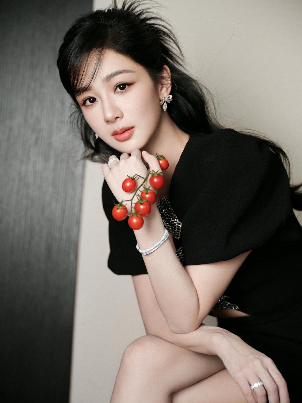 杨紫穿小黑裙露美腿 鸡毛发型温柔又可爱