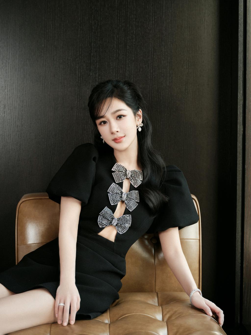 杨紫穿小黑裙露美腿 鸡毛发型温柔又可爱