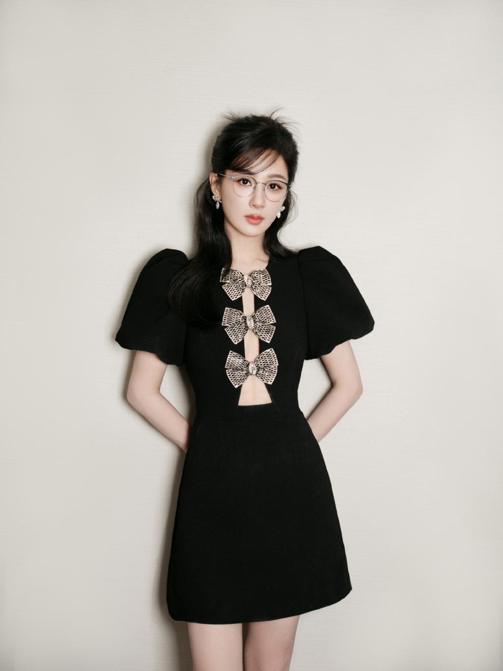 杨紫穿小黑裙露美腿 鸡毛发型温柔又可爱