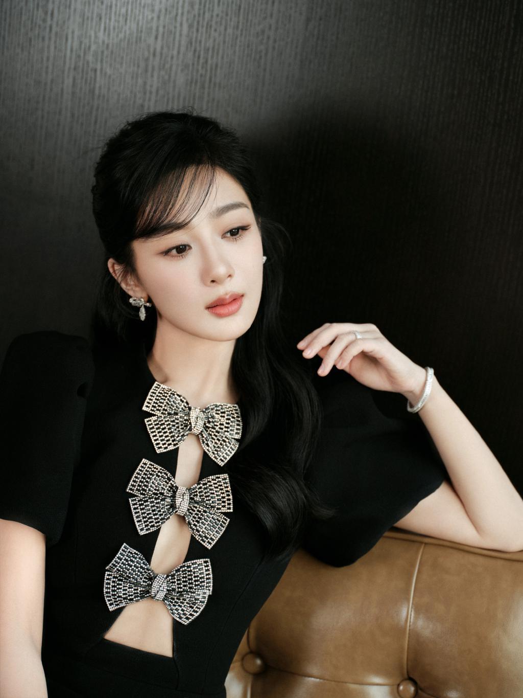 杨紫穿小黑裙露美腿 鸡毛发型温柔又可爱