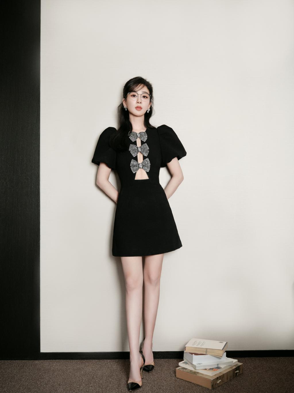 杨紫穿小黑裙露美腿 鸡毛发型温柔又可爱