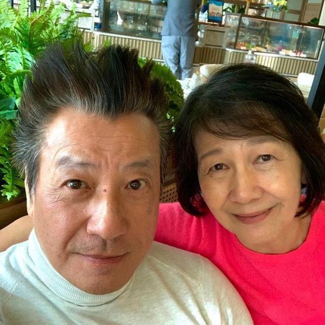 75岁石修晒全家福庆生超冻龄 11个月大孙女抢镜