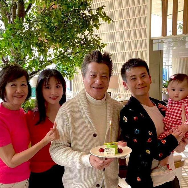75岁石修晒全家福庆生超冻龄 11个月大孙女抢镜