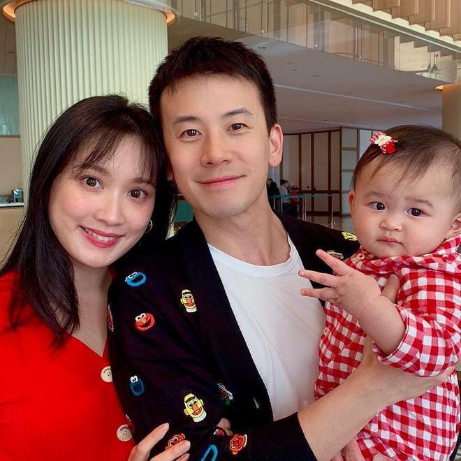 75岁石修晒全家福庆生超冻龄 11个月大孙女抢镜