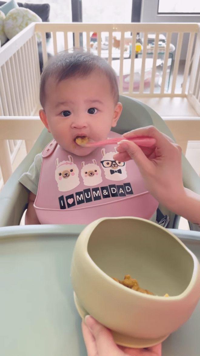 75岁石修晒全家福庆生超冻龄 11个月大孙女抢镜