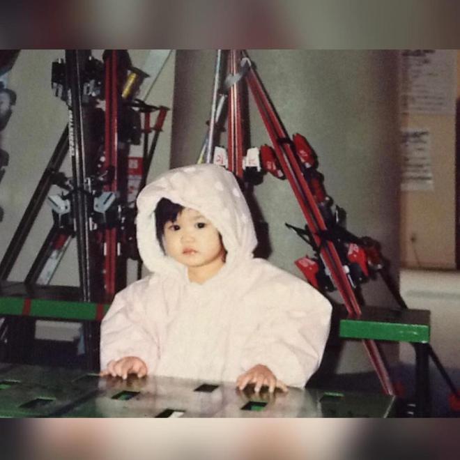 75岁石修晒全家福庆生超冻龄 11个月大孙女抢镜