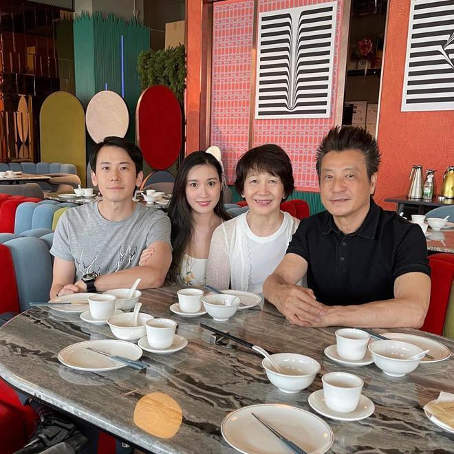 75岁石修晒全家福庆生超冻龄 11个月大孙女抢镜