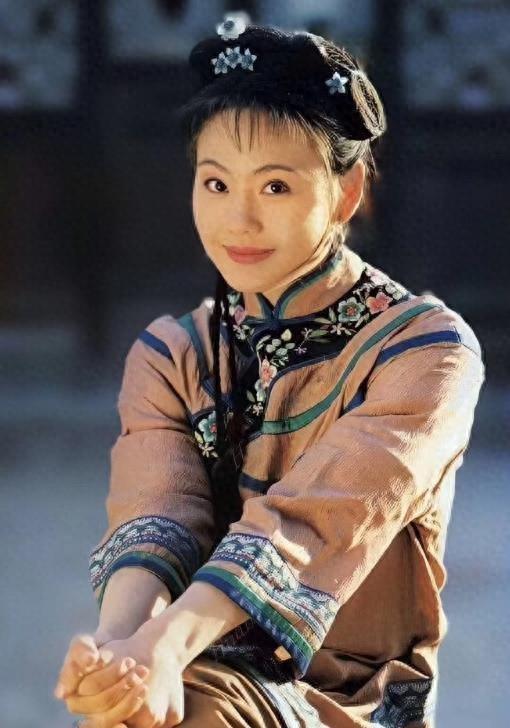 ＂柳红＂陈莹晒带娃照，3岁小女儿卷毛大眼超漂亮