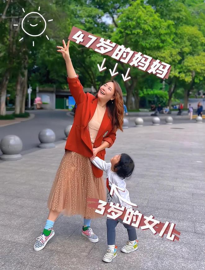 ＂柳红＂陈莹晒带娃照，3岁小女儿卷毛大眼超漂亮