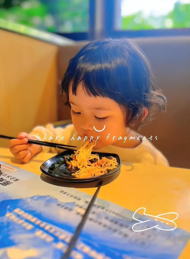 ＂柳红＂陈莹晒带娃照，3岁小女儿卷毛大眼超漂亮